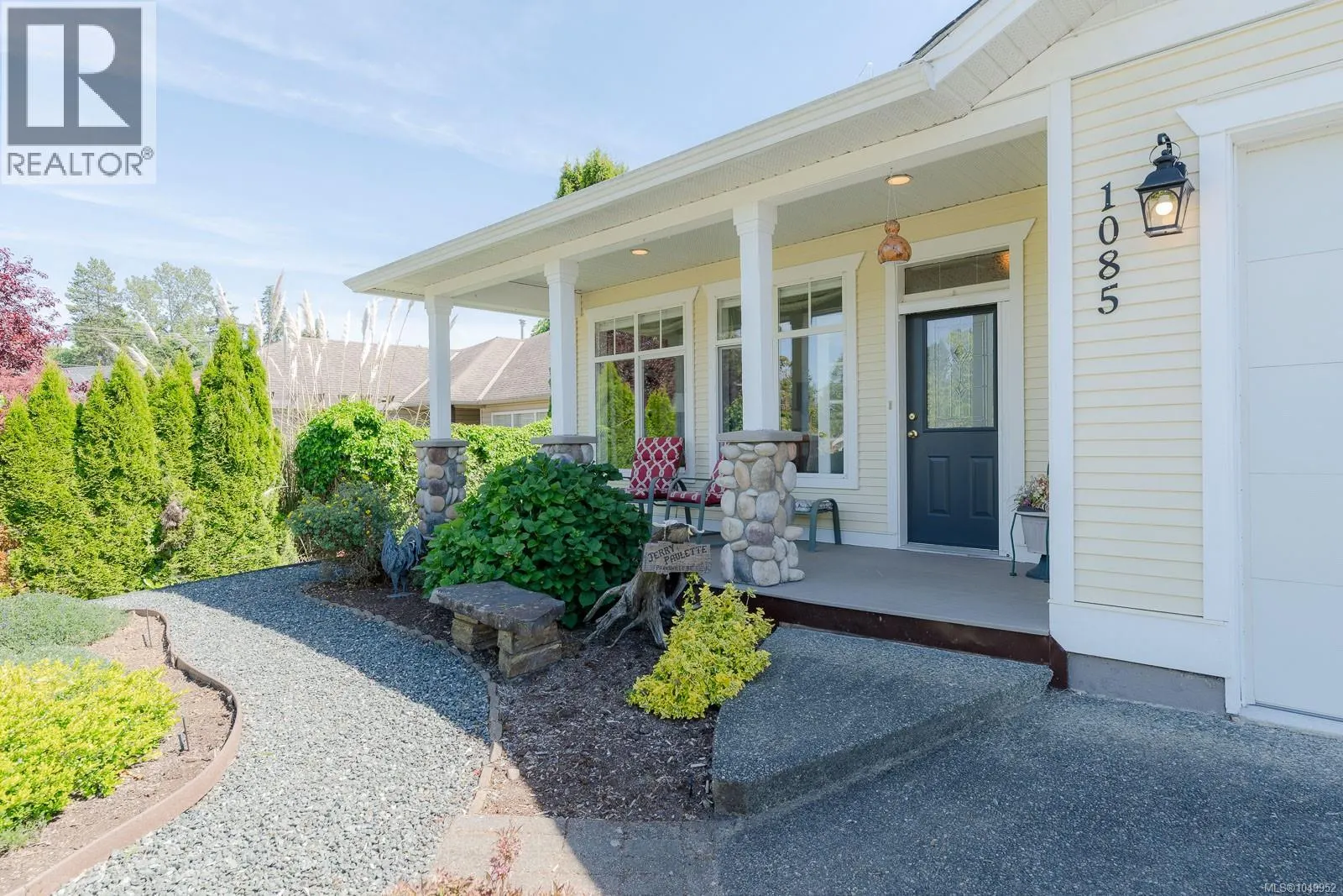 1085 Tara Cres