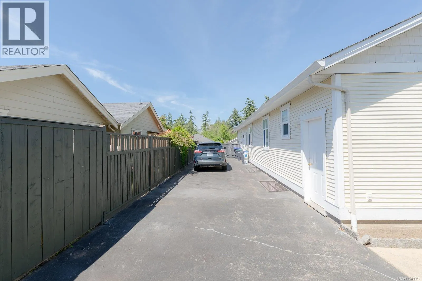 1085 Tara Cres