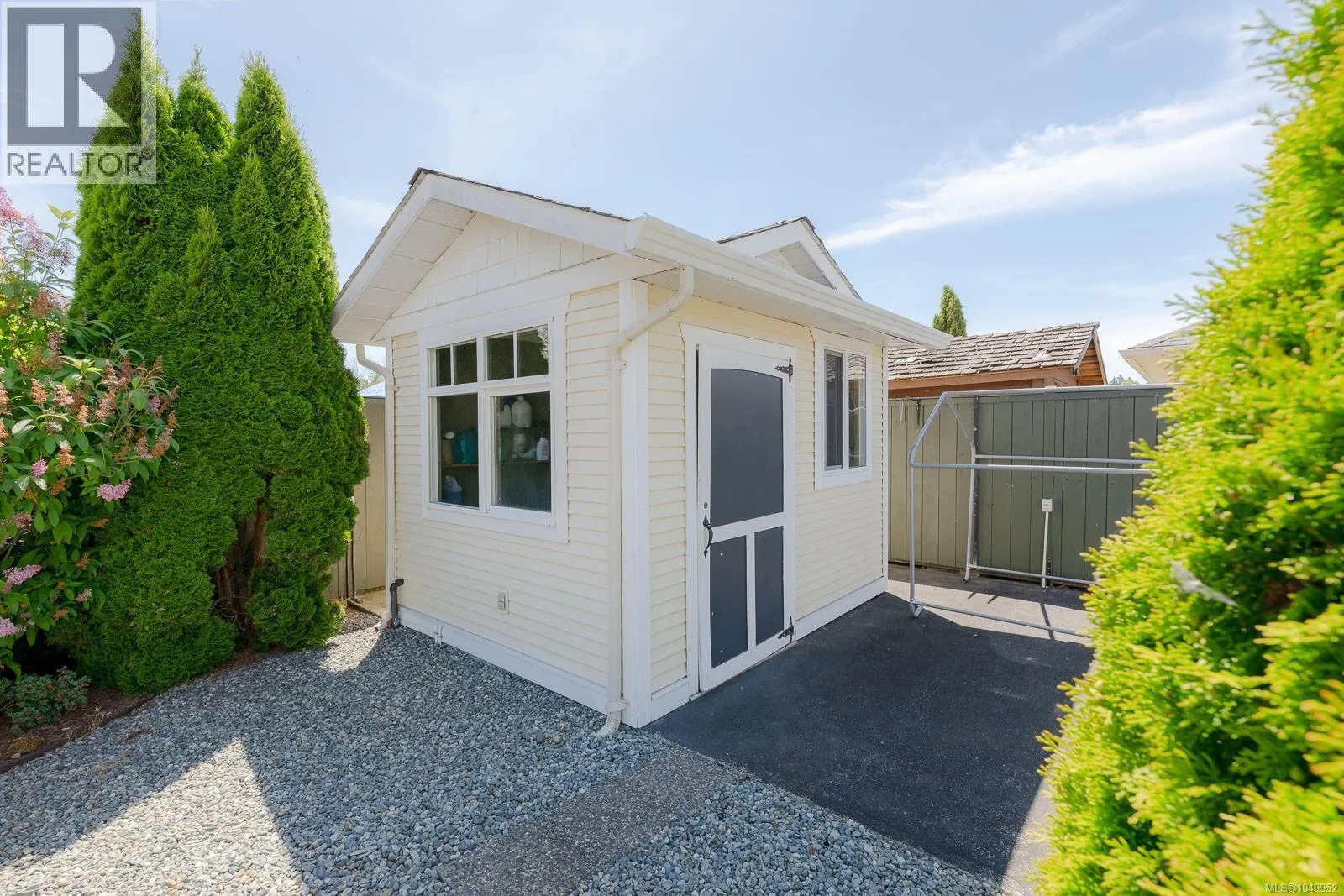 1085 Tara Cres