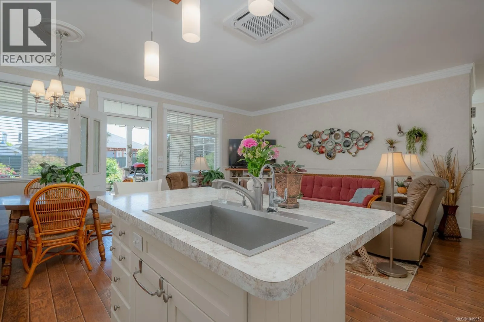 1085 Tara Cres