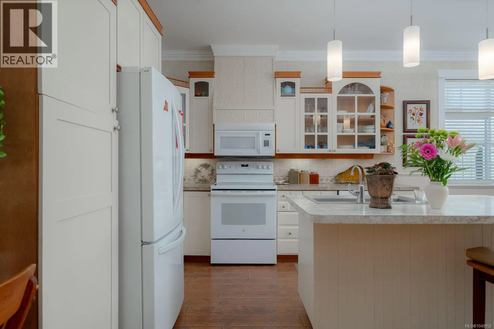 1085 Tara Cres