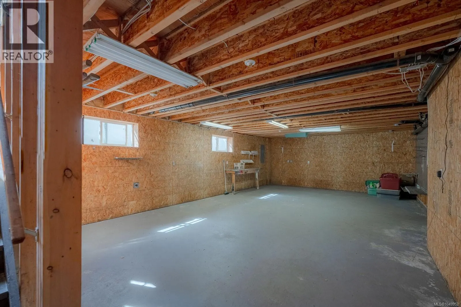 1085 Tara Cres