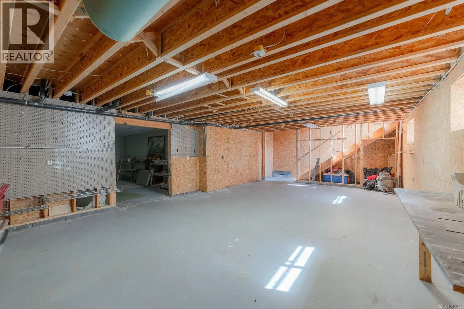 1085 Tara Cres