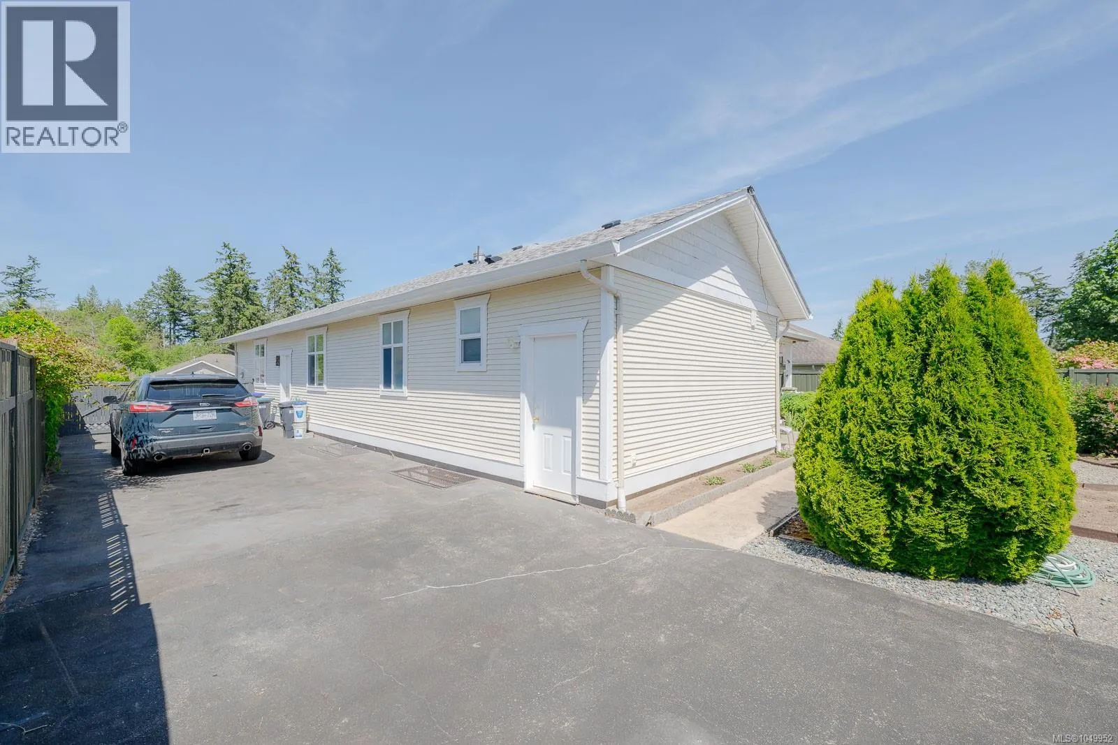 1085 Tara Cres