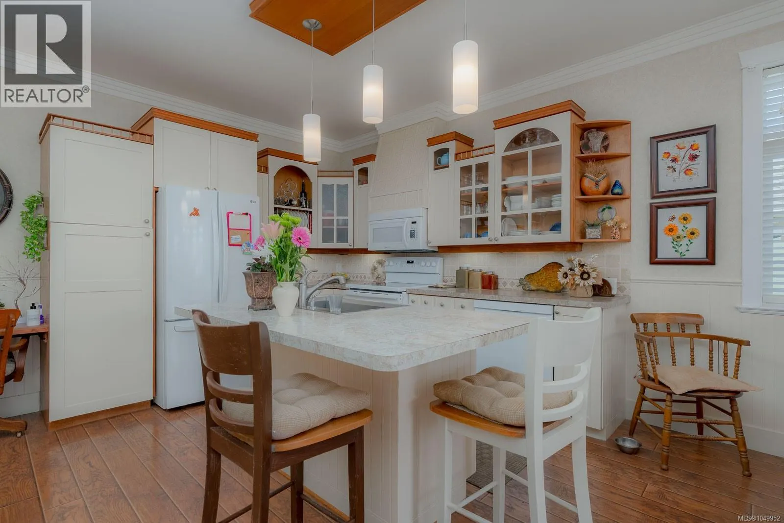 1085 Tara Cres
