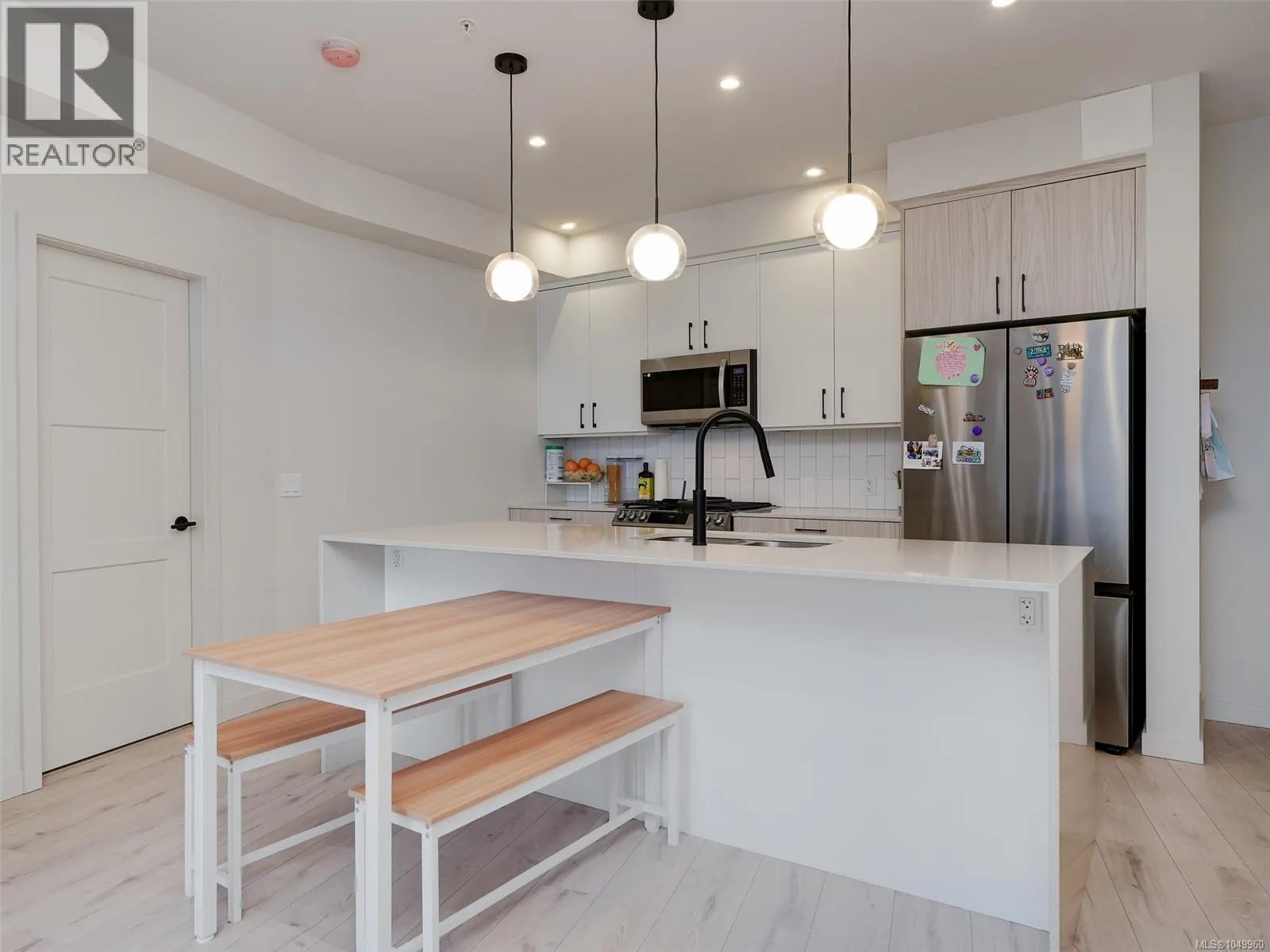 310 958 Pharoah Mews