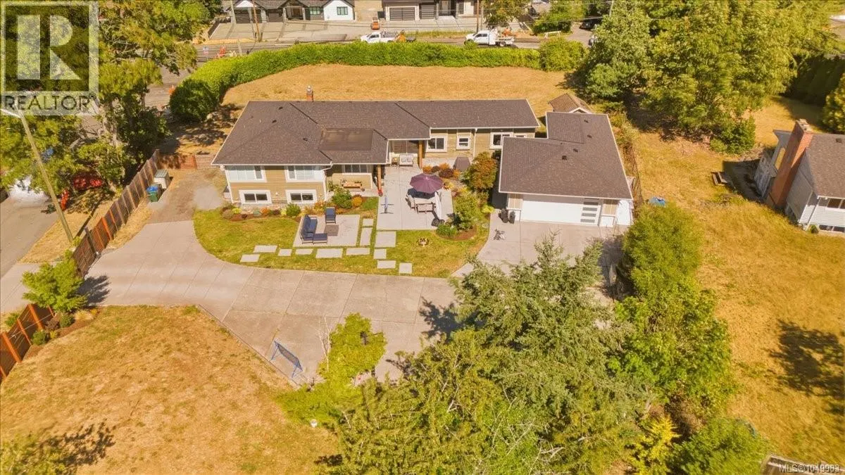2565 Departure Bay Rd