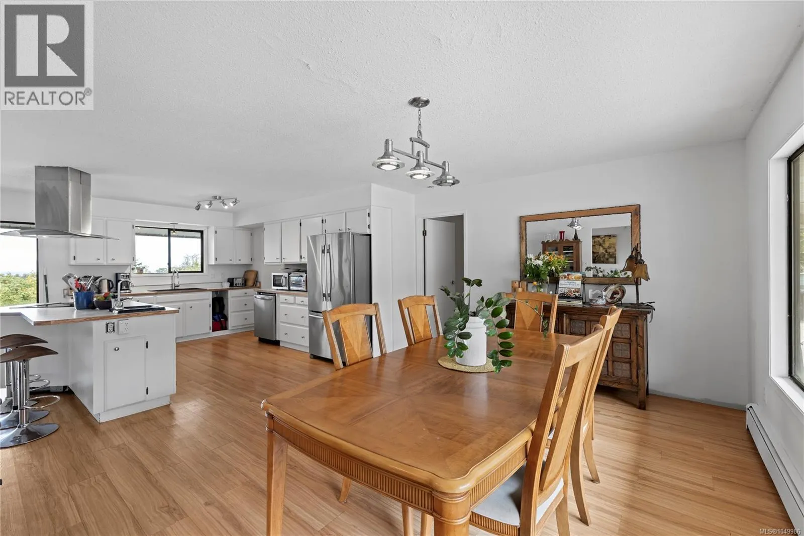 899,875 Andreef Rd