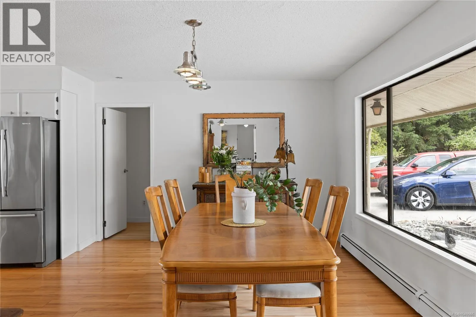899,875 Andreef Rd