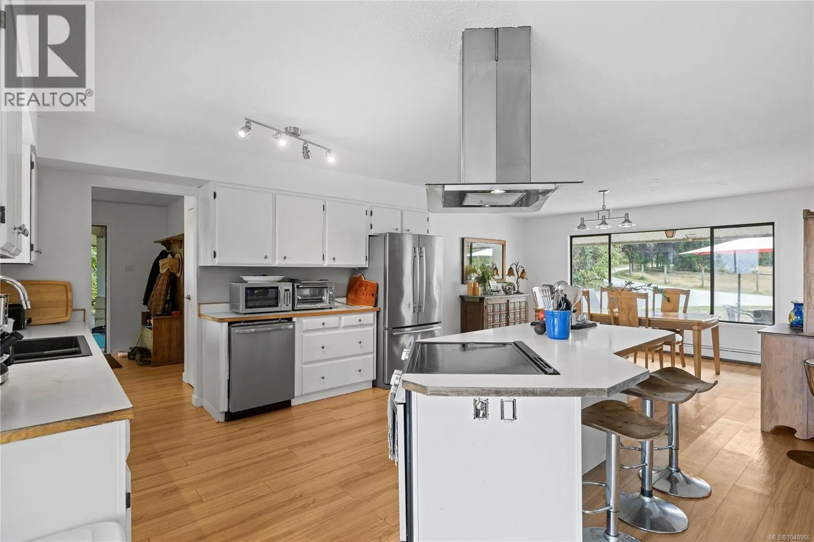 899,875 Andreef Rd
