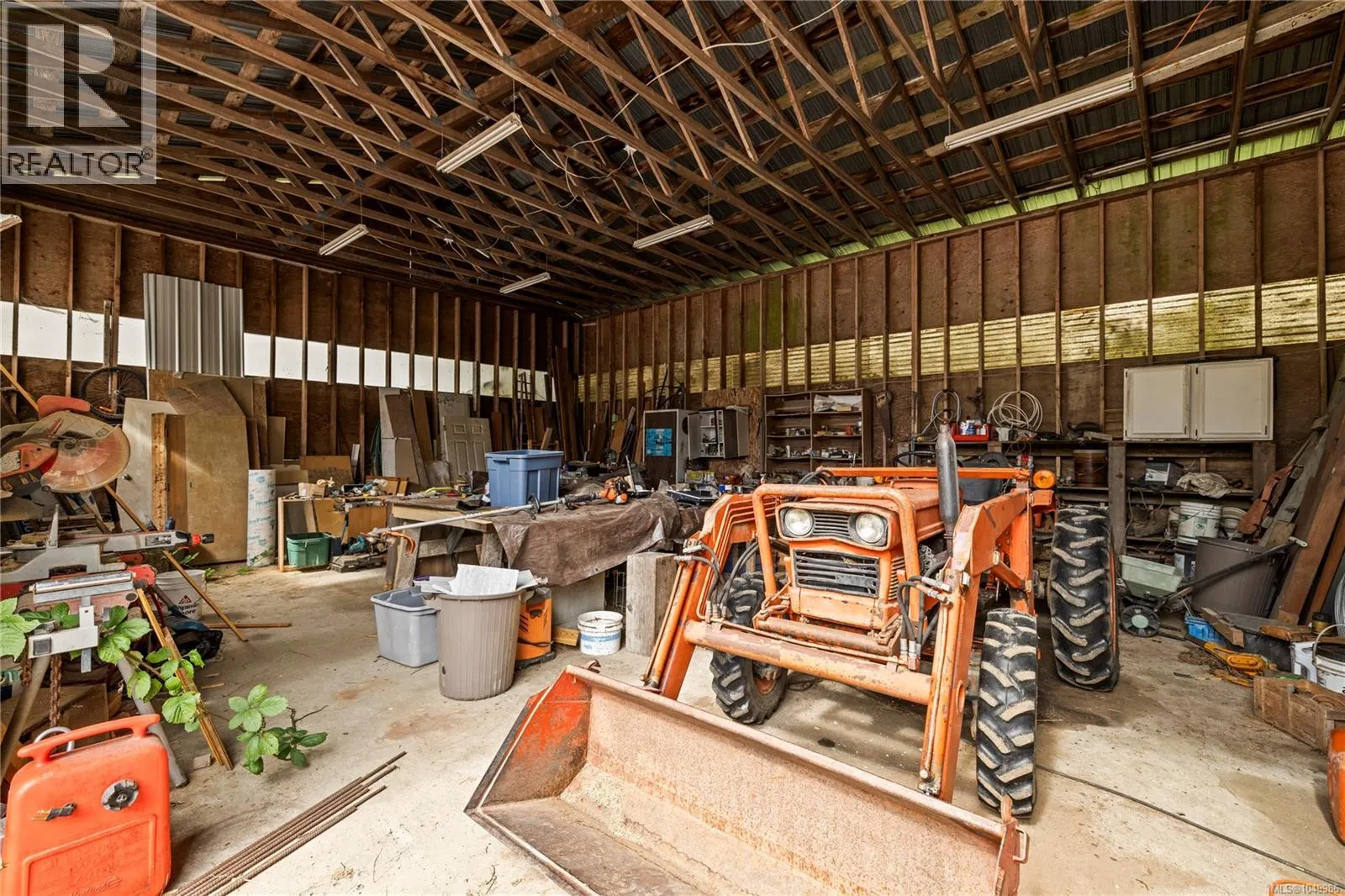 899,875 Andreef Rd