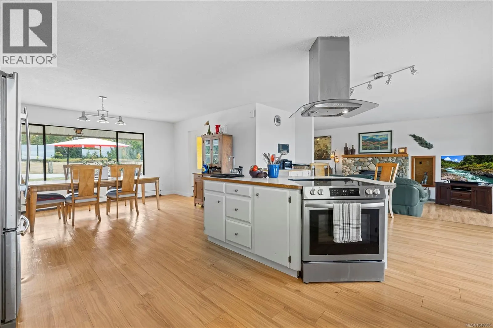 899,875 Andreef Rd