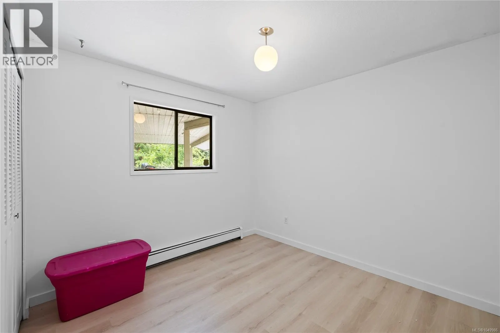 899,875 Andreef Rd