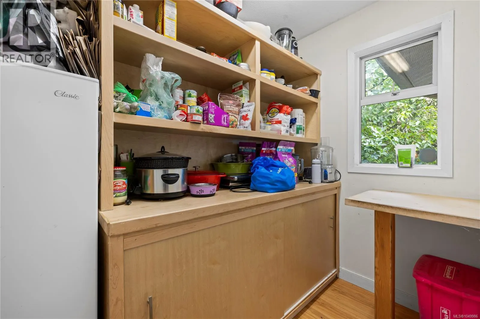 899,875 Andreef Rd