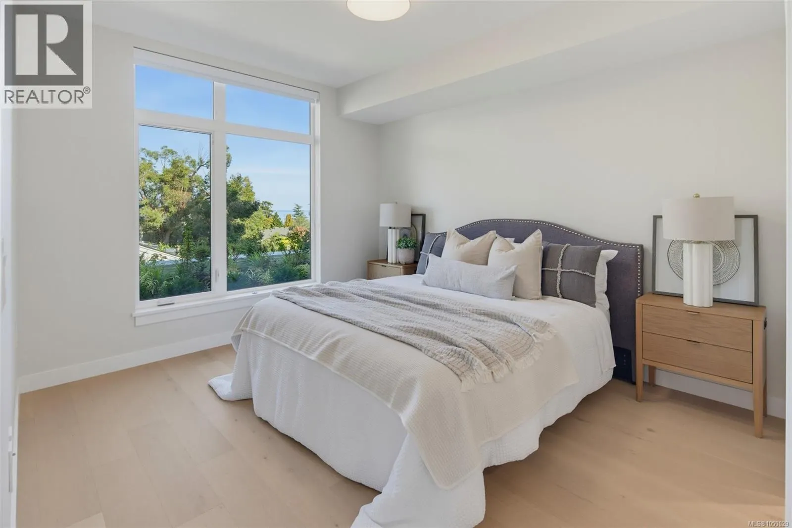201 5229 Cordova Bay Rd