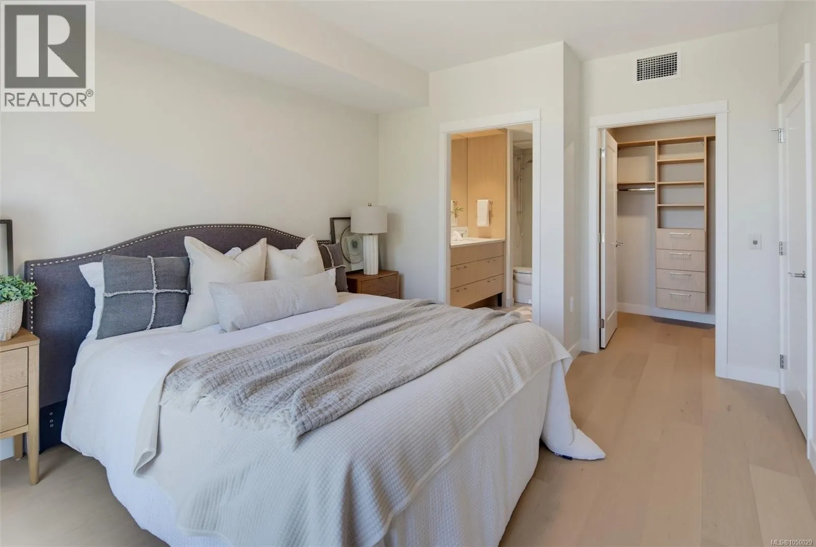 201 5229 Cordova Bay Rd