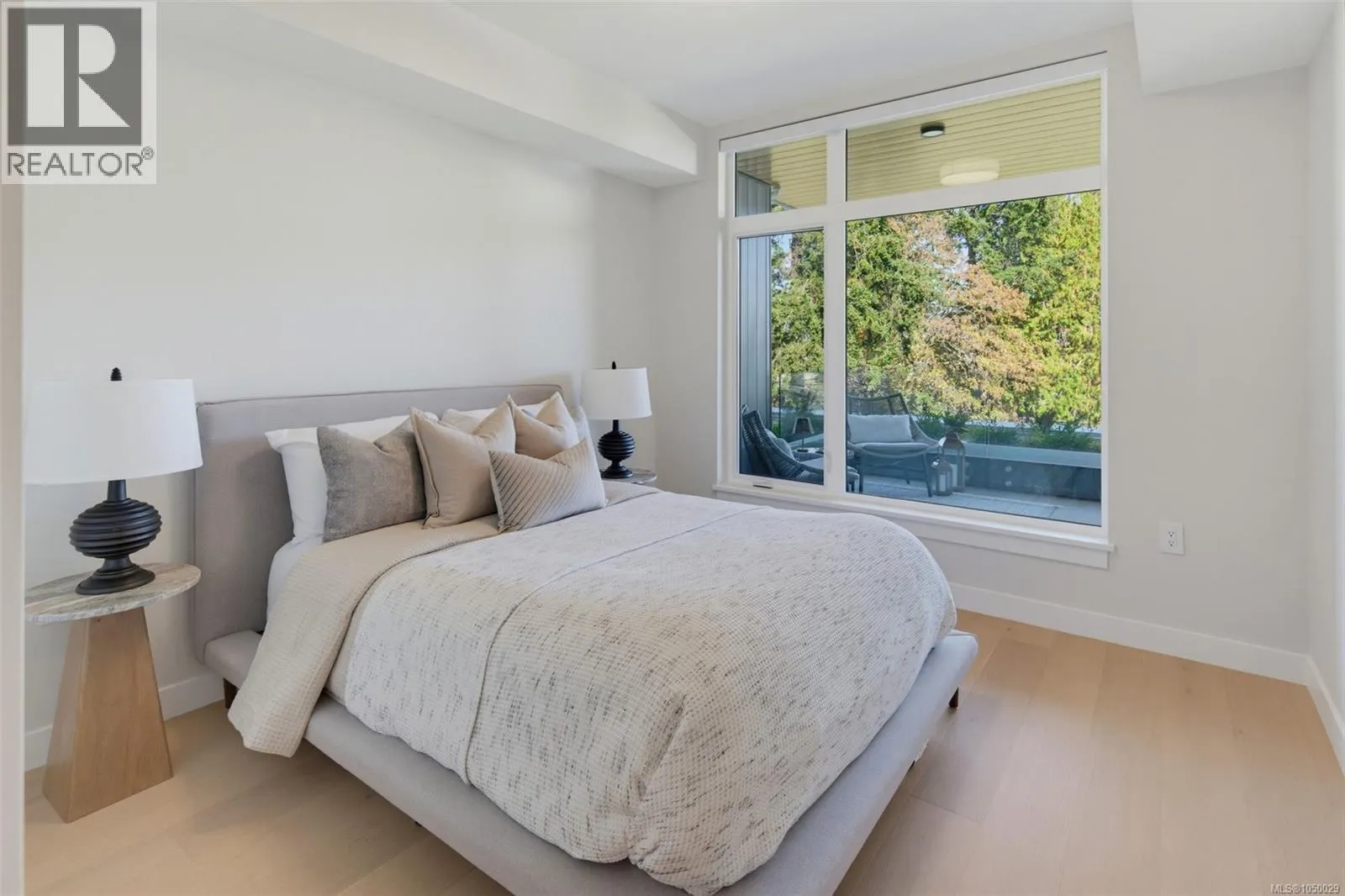 201 5229 Cordova Bay Rd