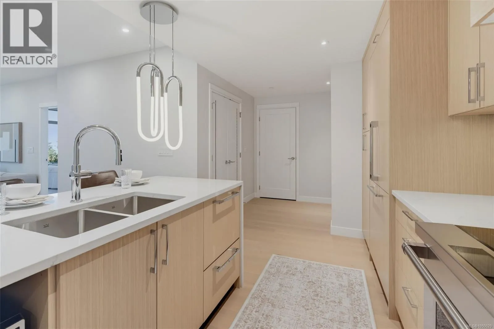 201 5229 Cordova Bay Rd