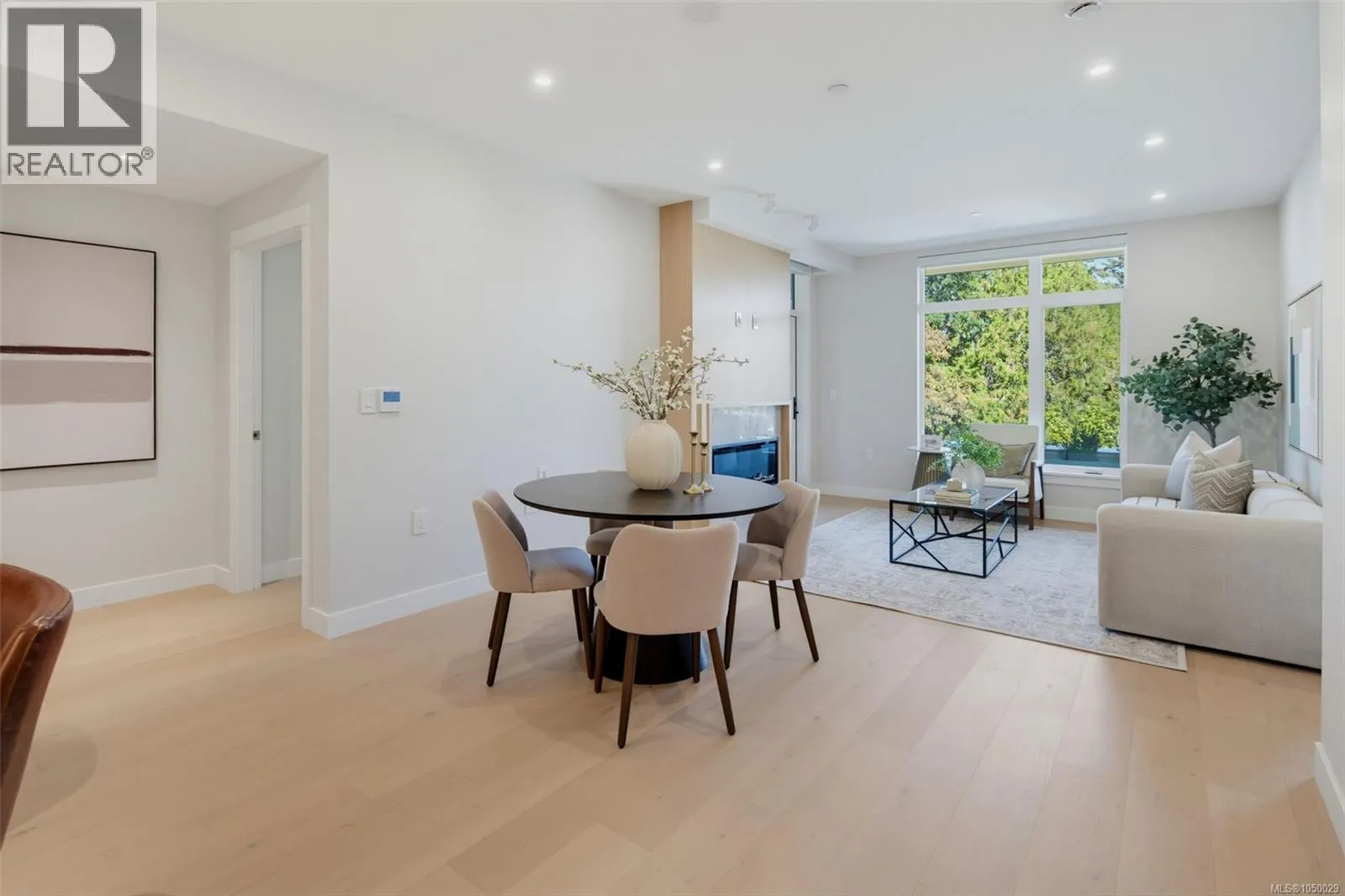 201 5229 Cordova Bay Rd