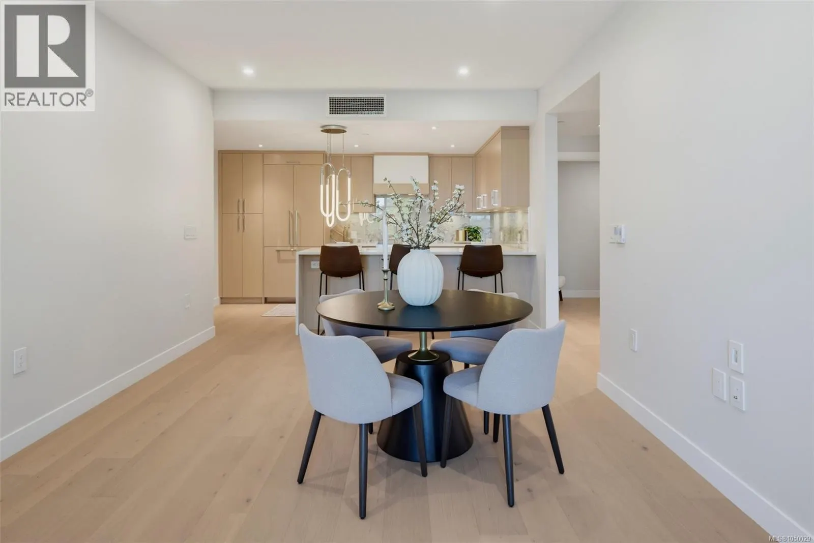 201 5229 Cordova Bay Rd
