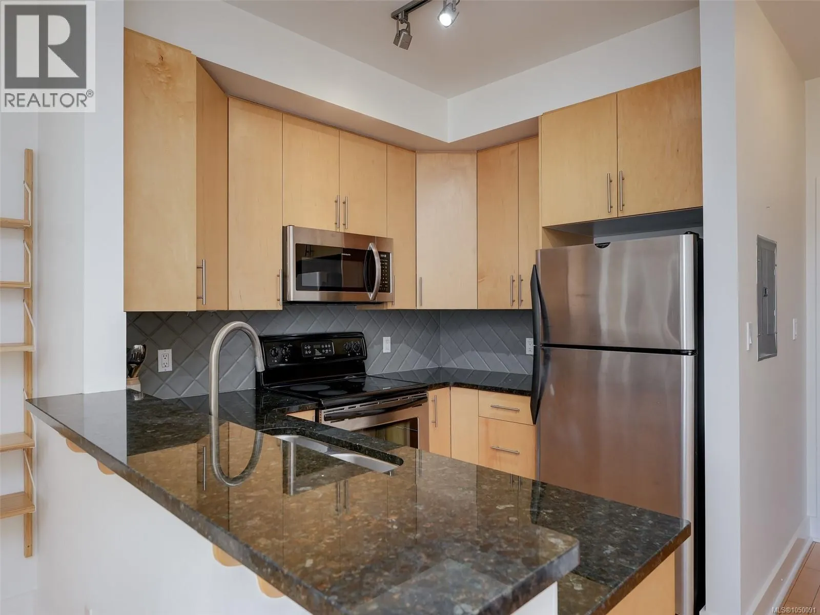 203 1022 Fort St