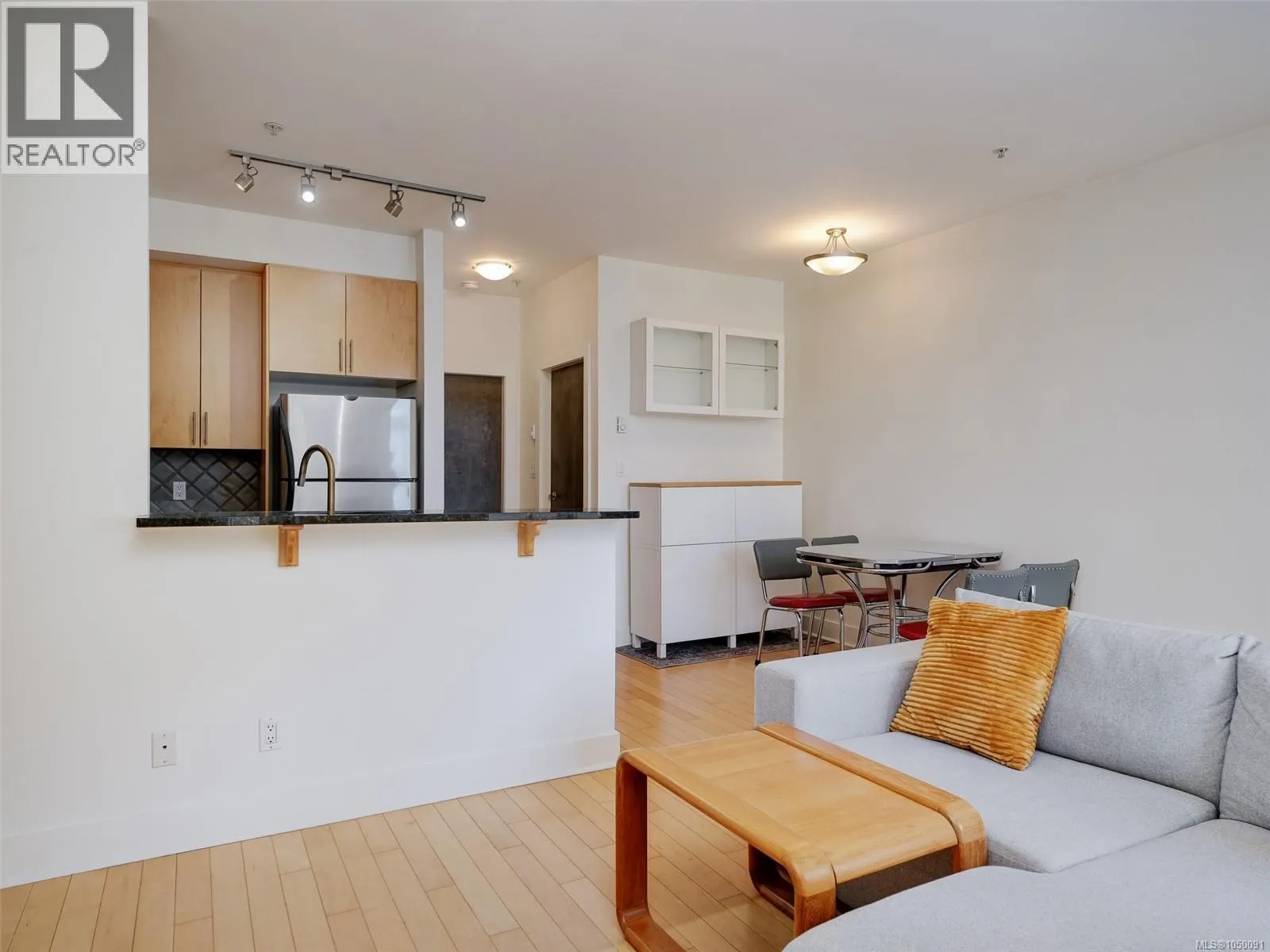 203 1022 Fort St