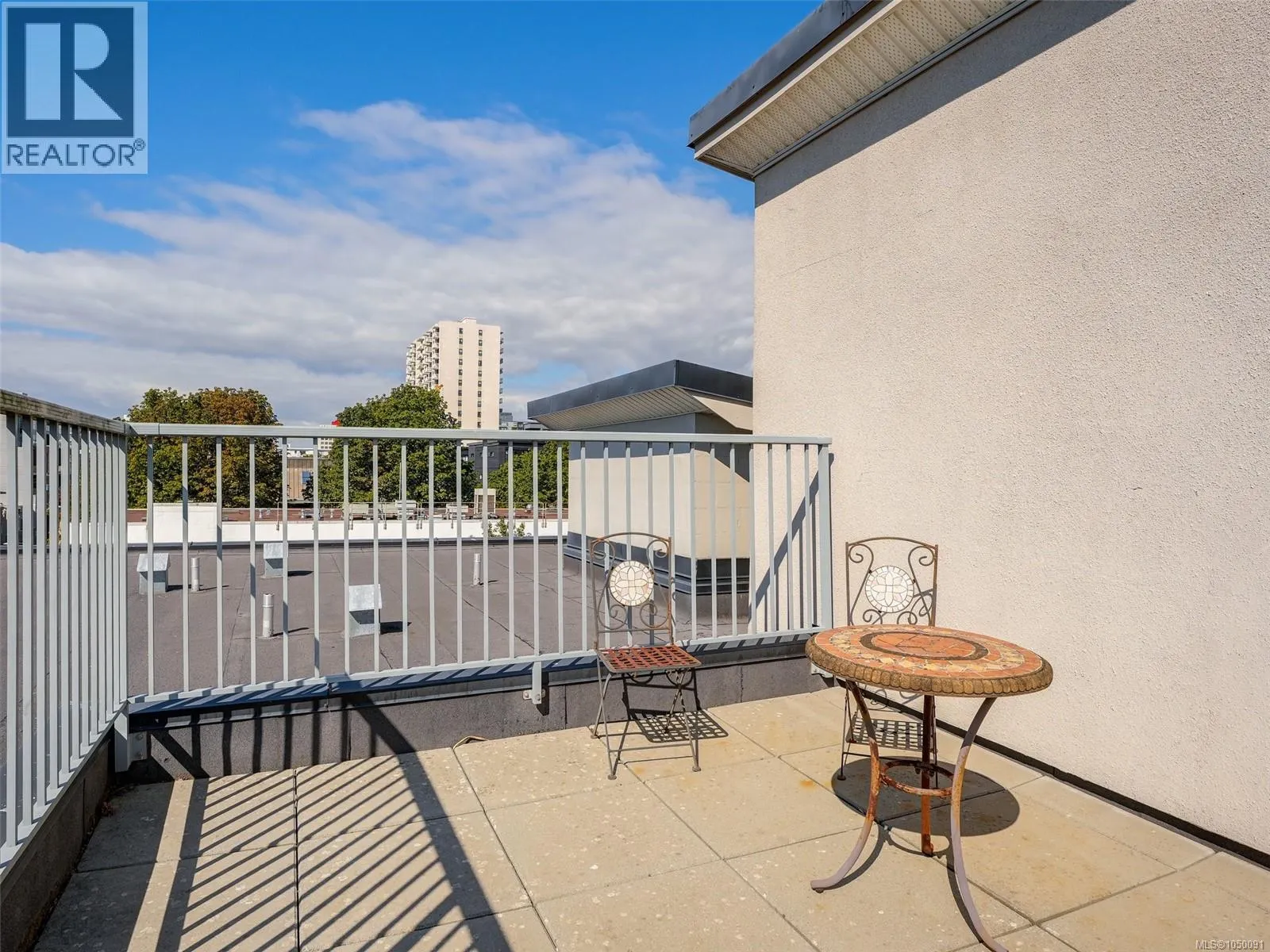 203 1022 Fort St