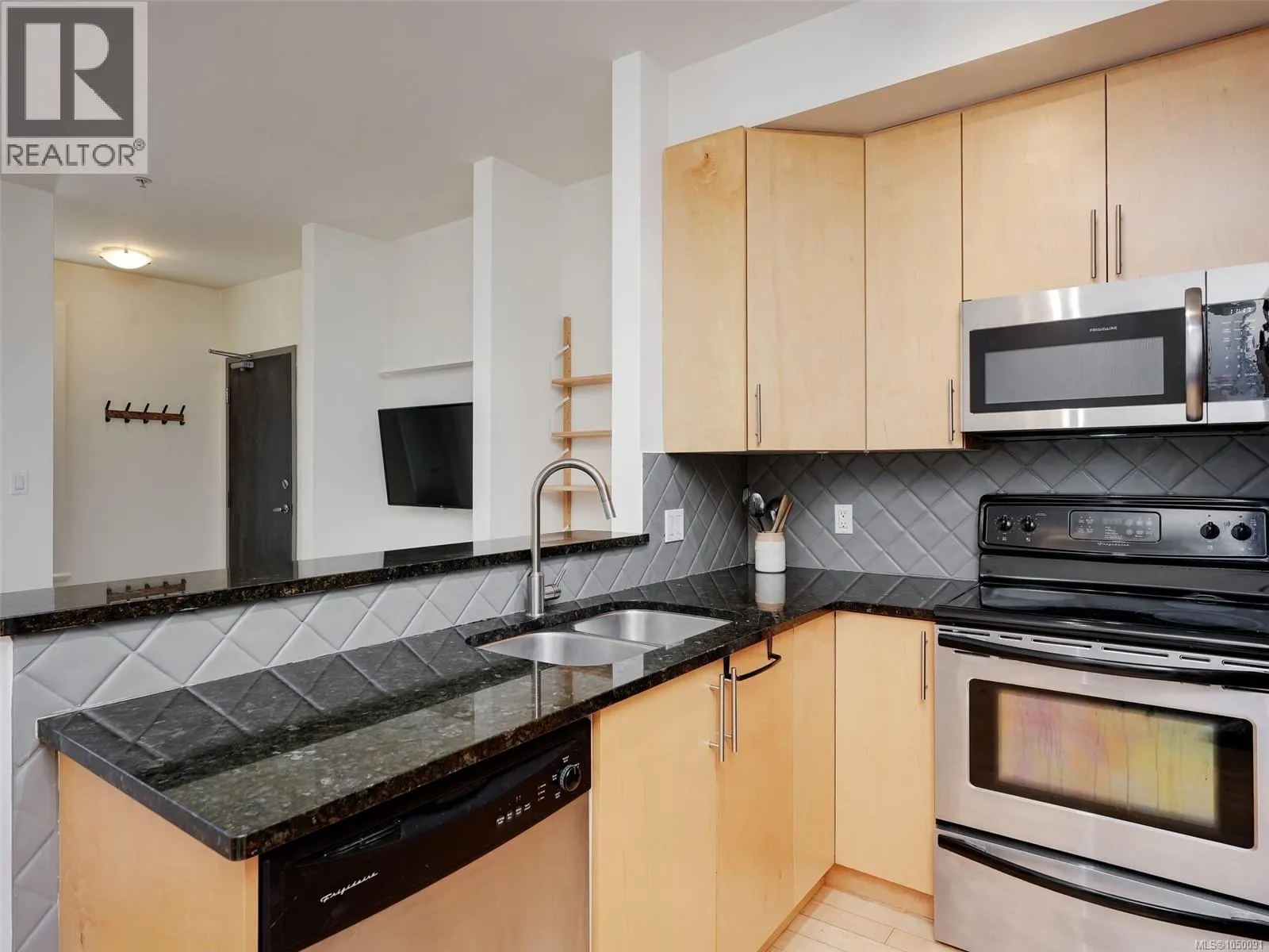203 1022 Fort St