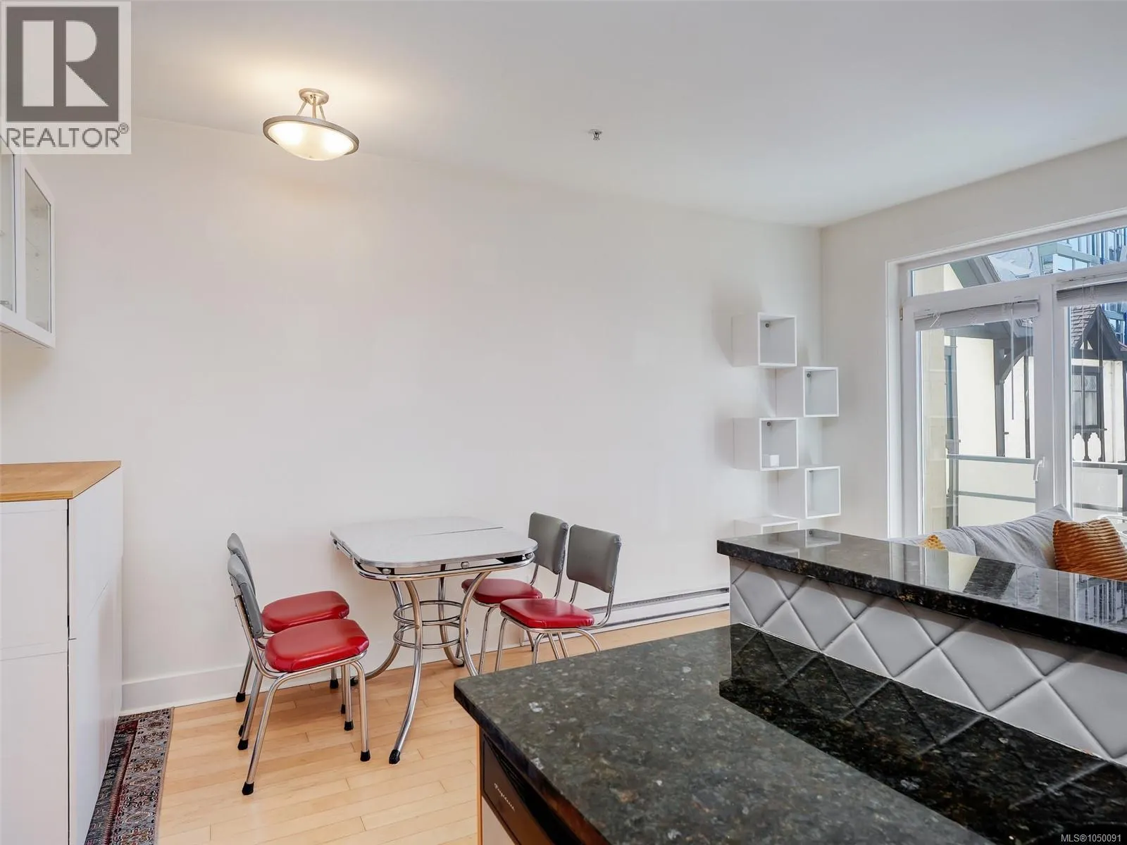 203 1022 Fort St