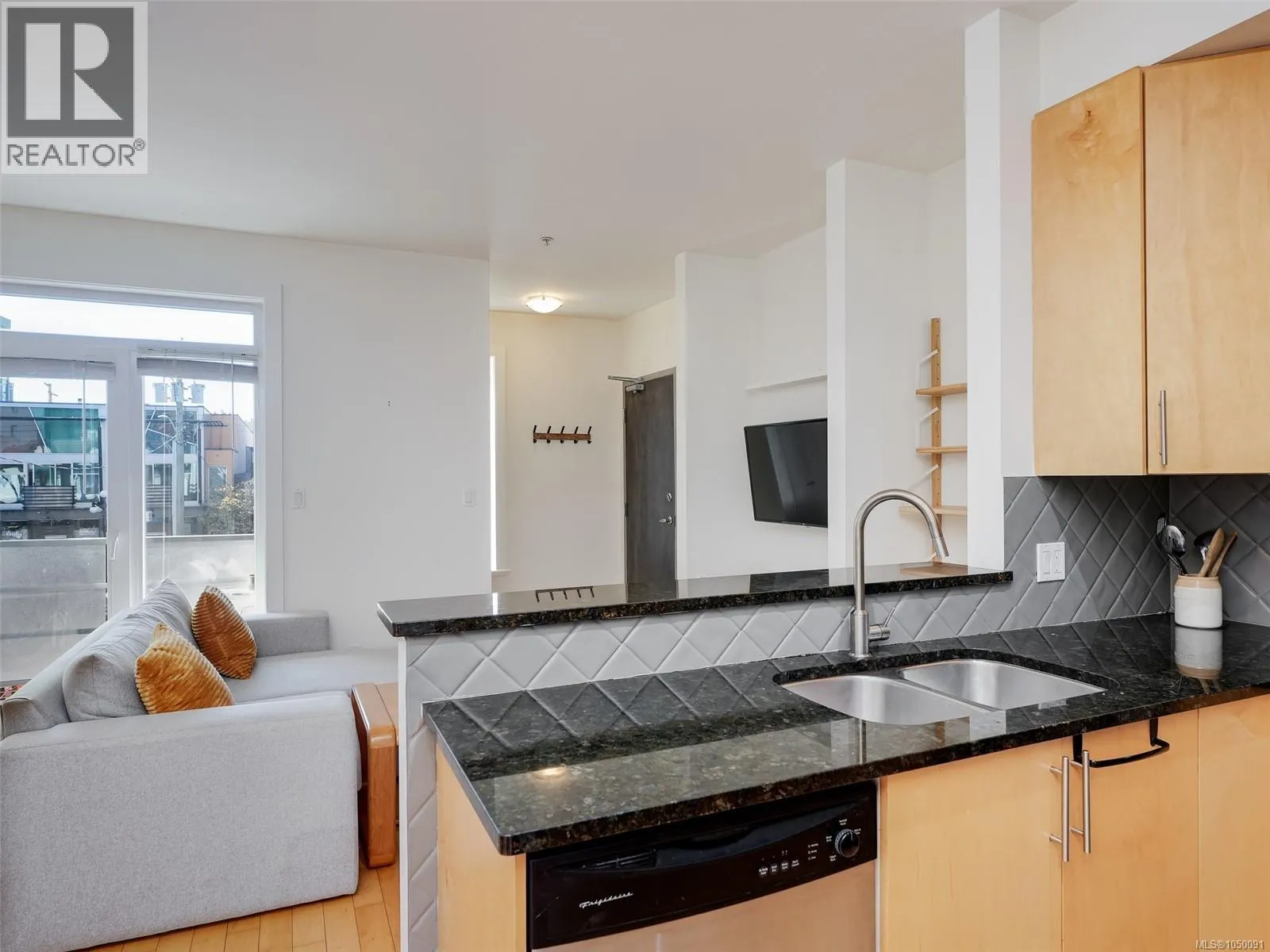 203 1022 Fort St