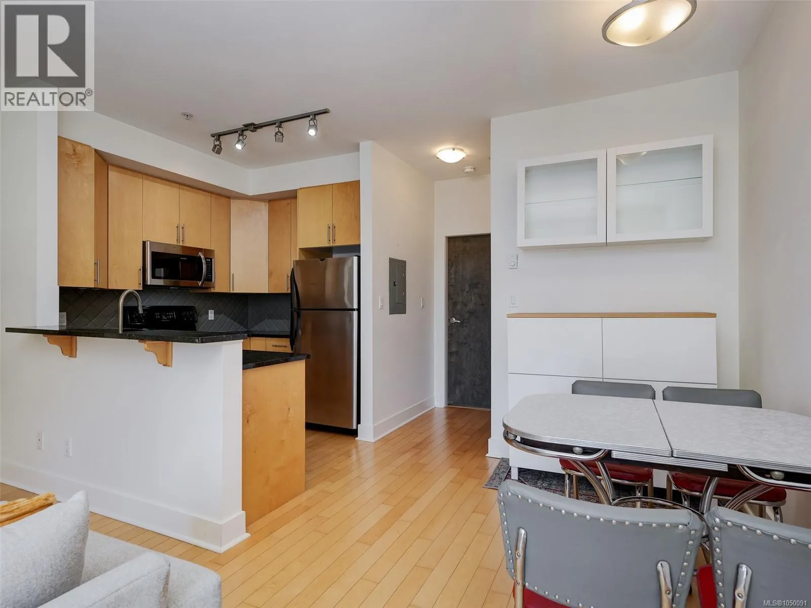 203 1022 Fort St