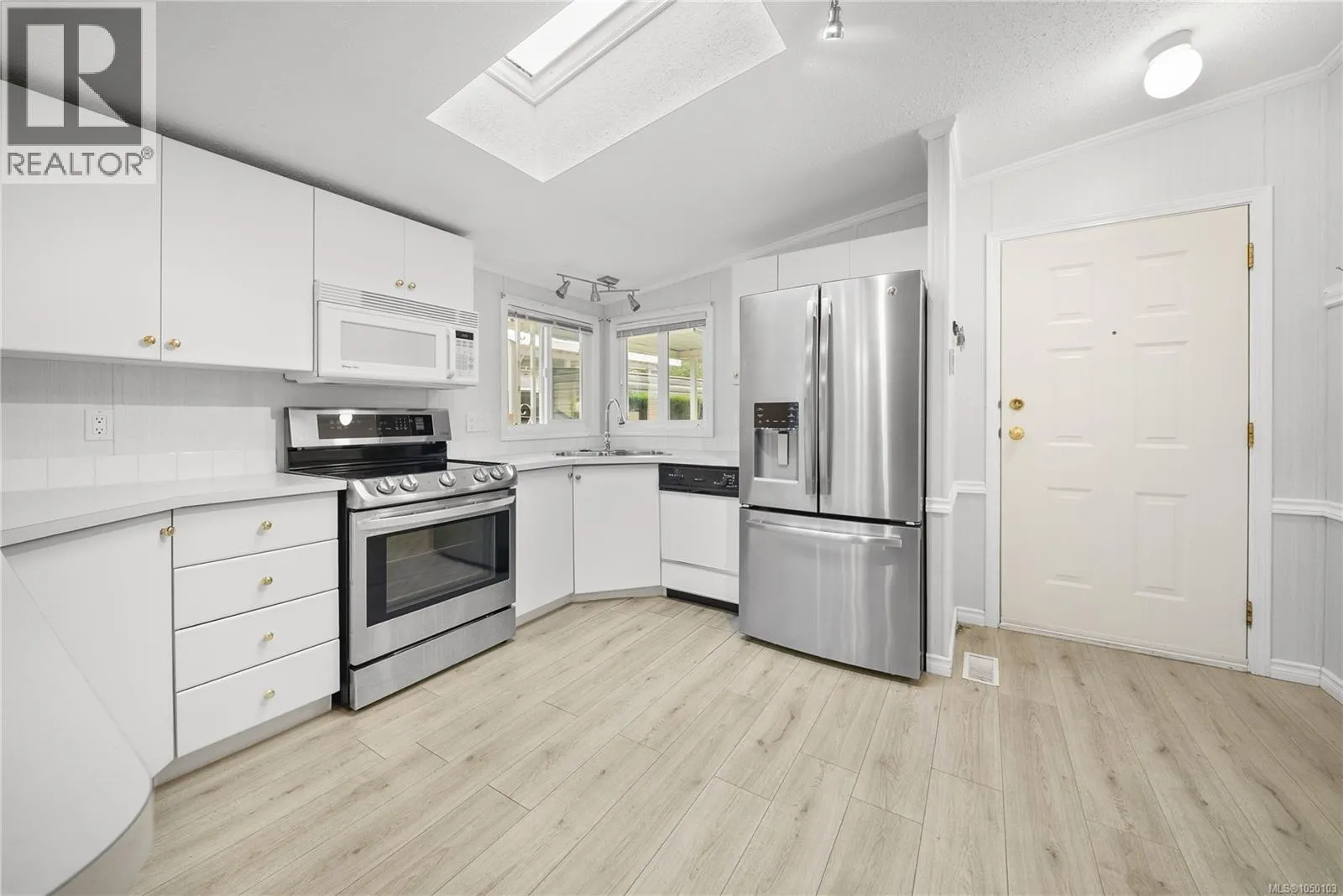 1018 Collier Cres