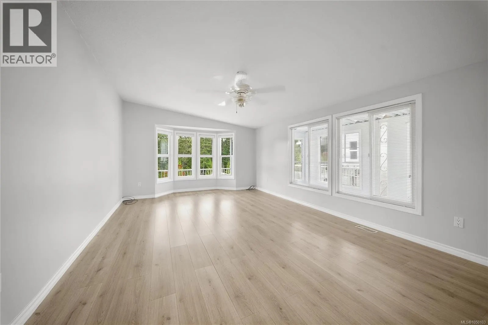 1018 Collier Cres