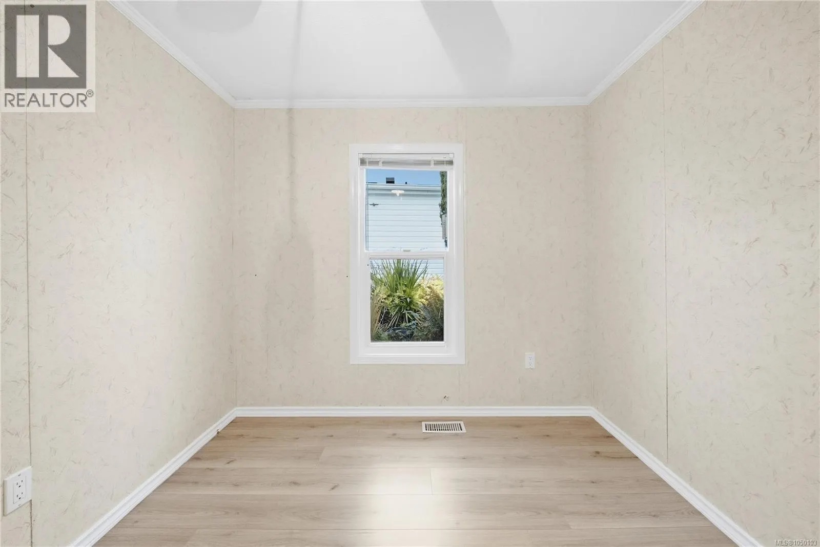 1018 Collier Cres