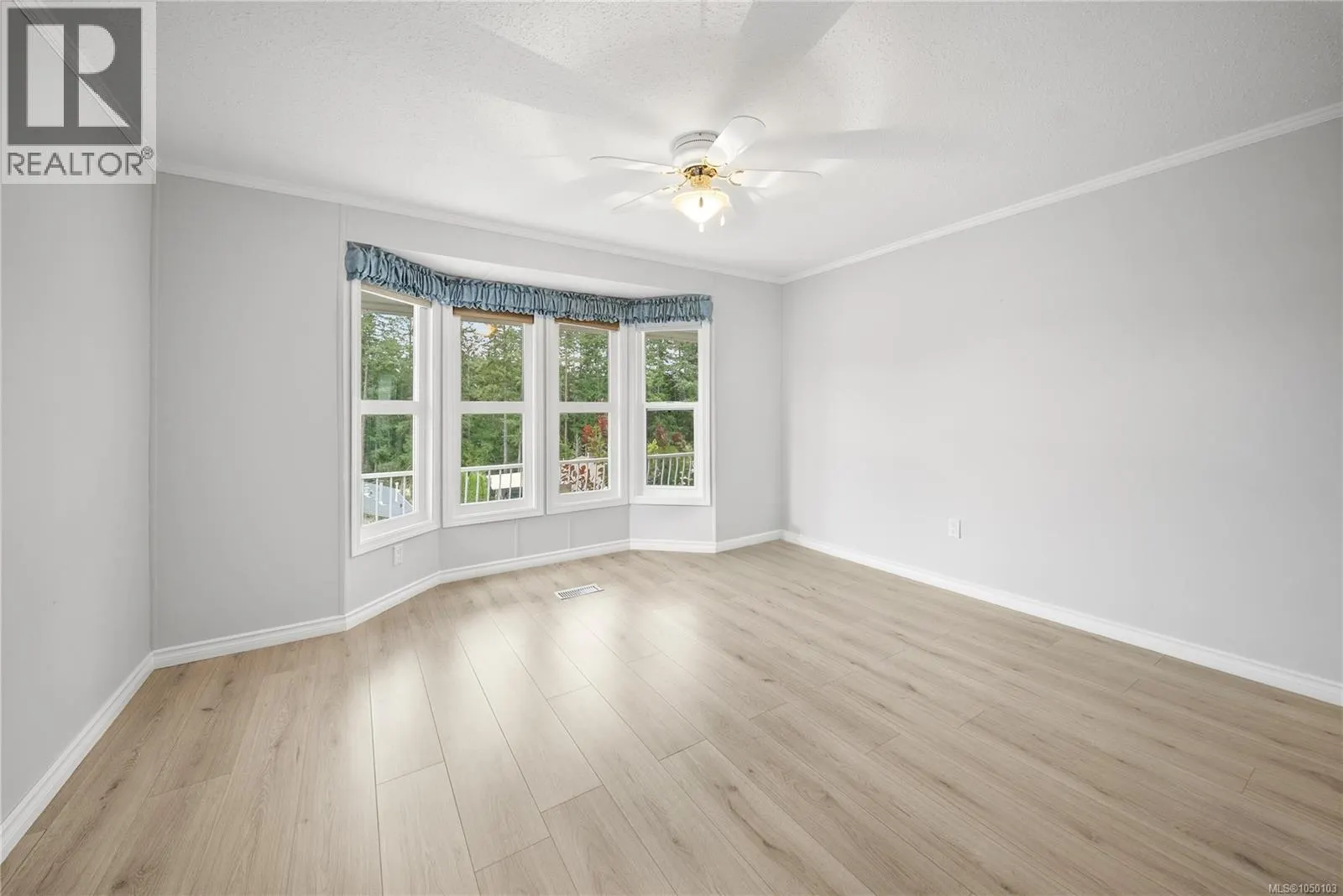 1018 Collier Cres