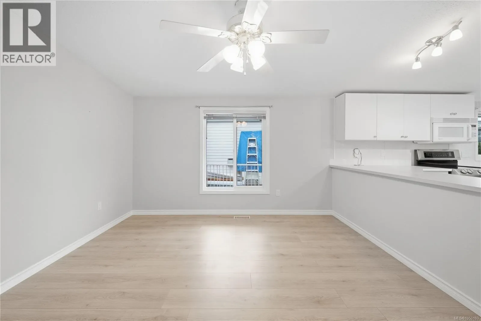 1018 Collier Cres