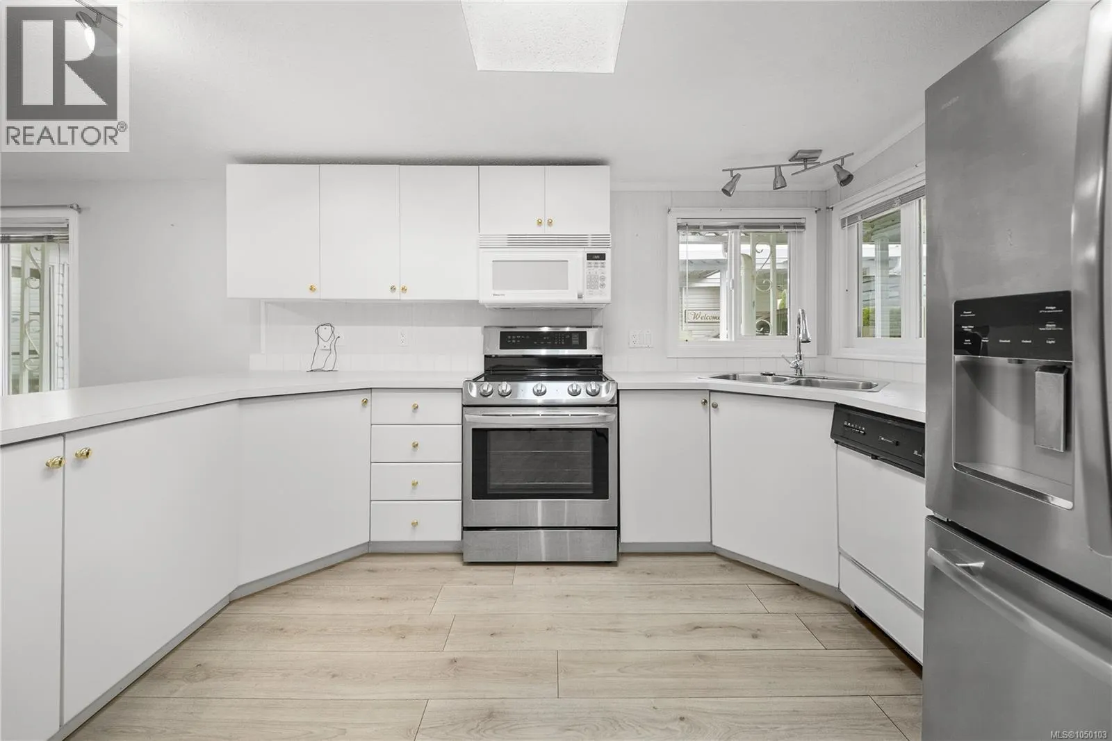 1018 Collier Cres