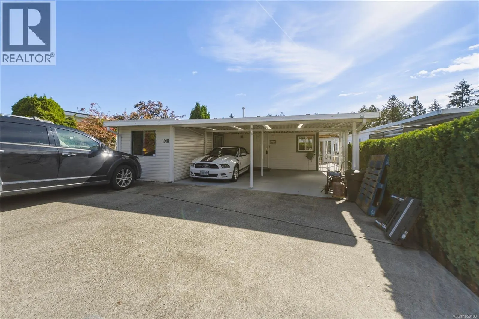1018 Collier Cres