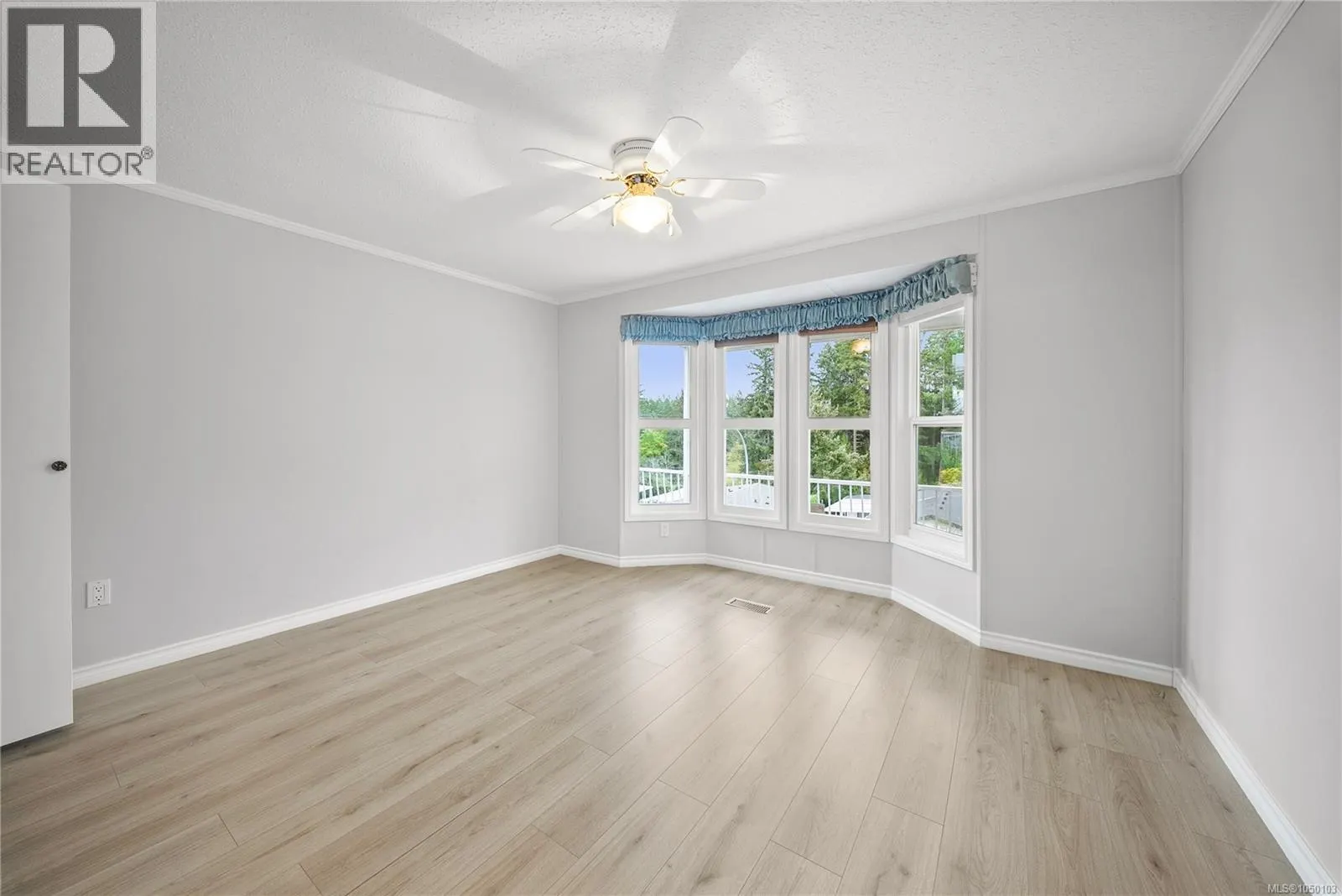 1018 Collier Cres