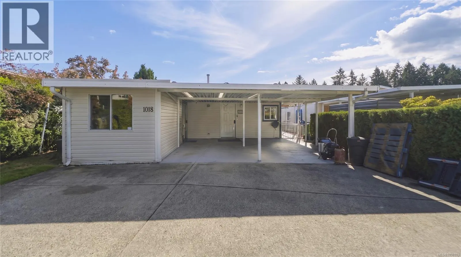 1018 Collier Cres