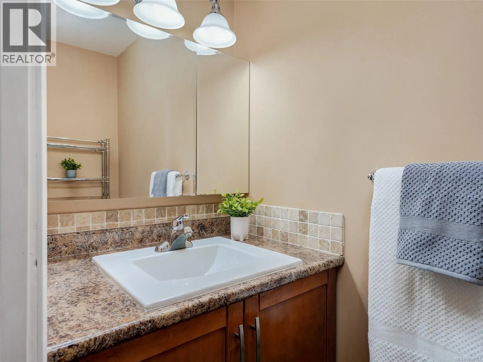 4290 Eastridge Cres