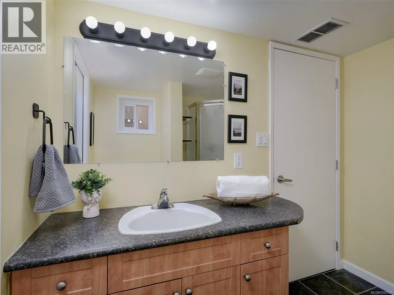 4290 Eastridge Cres