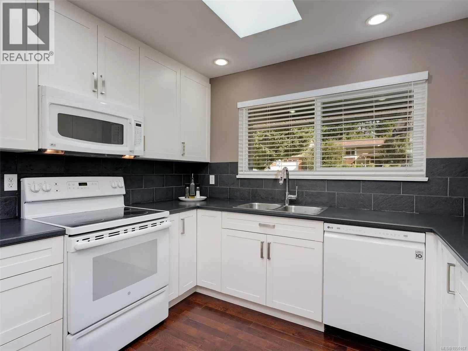 4290 Eastridge Cres