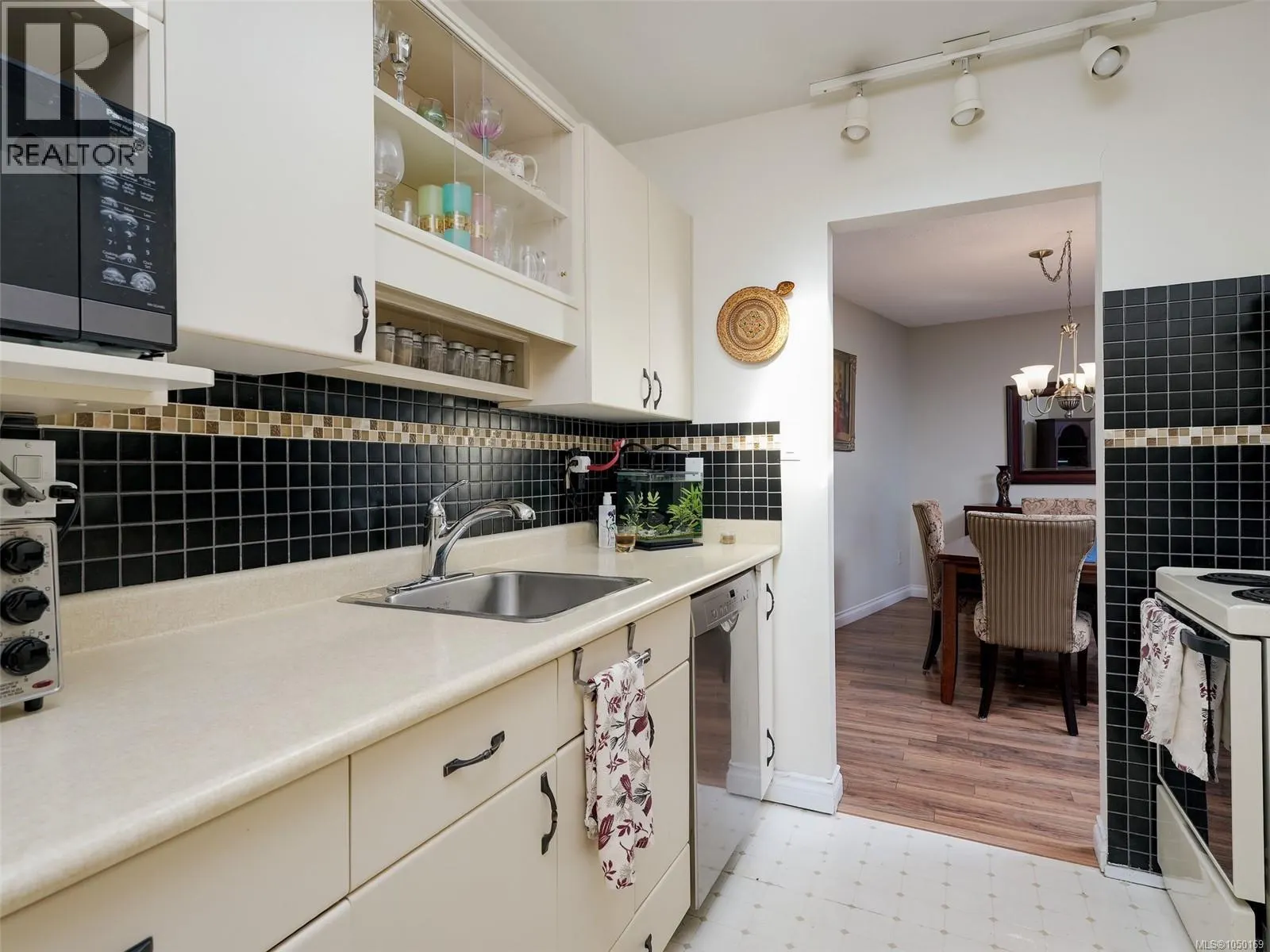 312 3962 Cedar Hill Rd