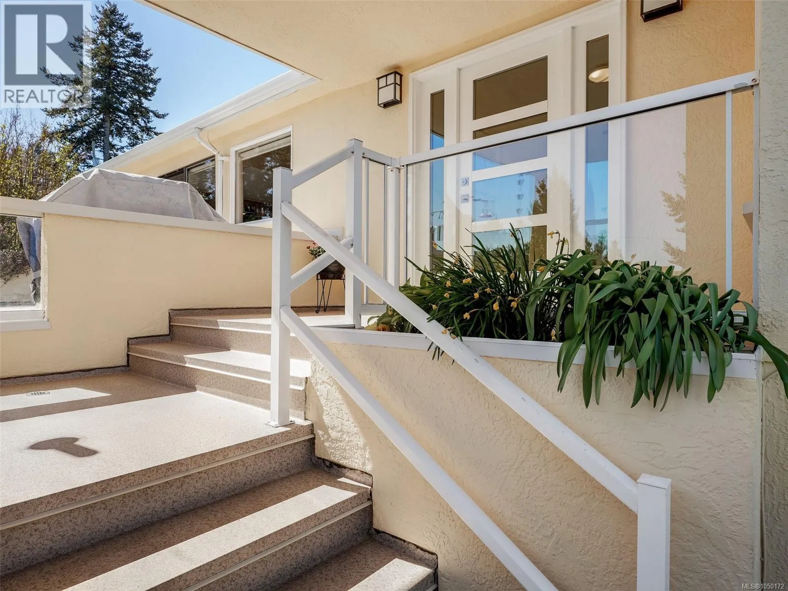 916 Claremont Ave