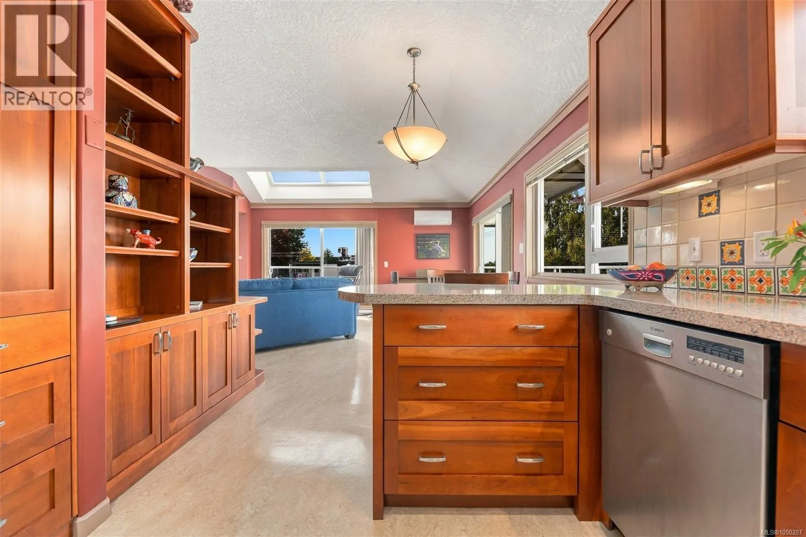 303 1158 Fairfield Rd