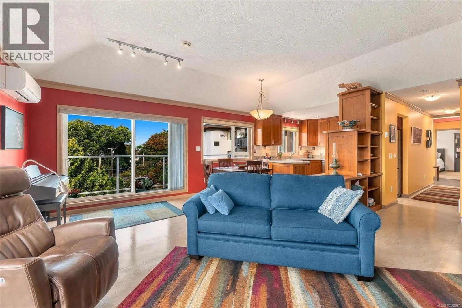 303 1158 Fairfield Rd