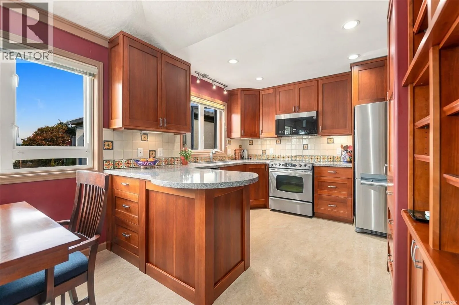 303 1158 Fairfield Rd