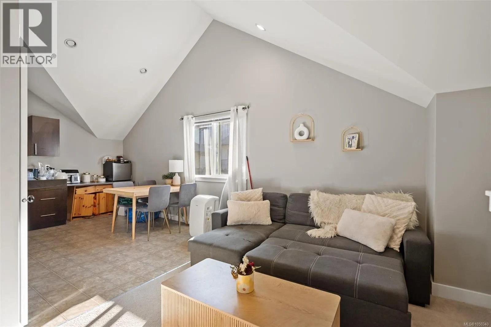 1221 Freshwater Cres