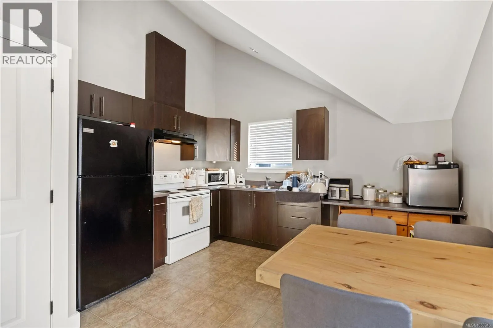 1221 Freshwater Cres